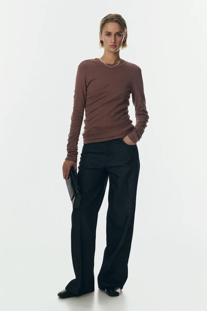 اتش اند ام بلوزة من الجيرسيه بأكمام طويلة